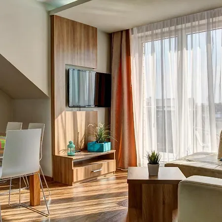 Marina W Budynku Z Basenem