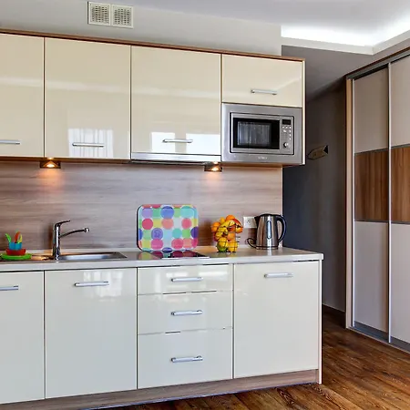 Marina W Budynku Z Basenem