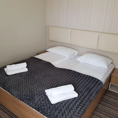 Marina W Budynku Z Basenem *