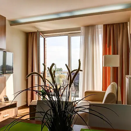 Marina W Budynku Z Basenem