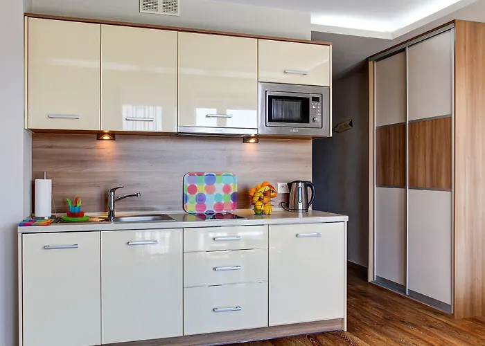 Marina W Budynku Z Basenem