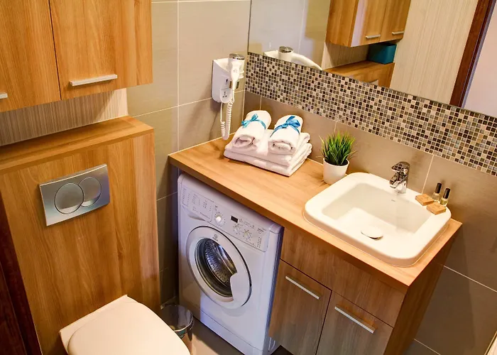 Marina W Budynku Z Basenem